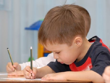 Cara mengajar anak menulis adalah masalah bagi banyak orang tua muda