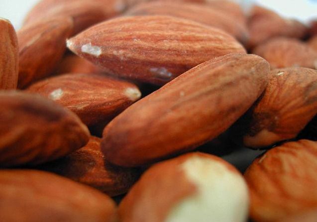 Kacang almond membantu mengendalikan kalori selama penurunan berat badan
