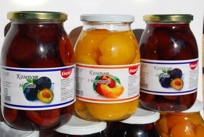 Buah kalengan dalam sirup