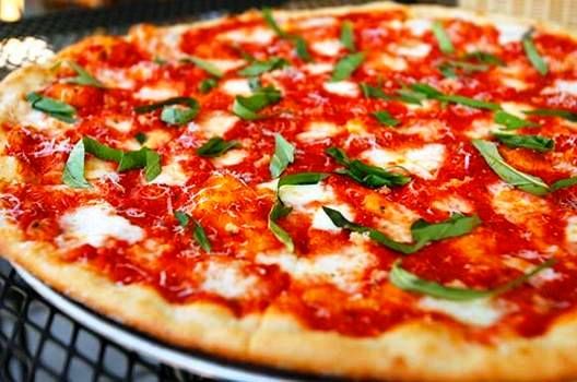 2. Pizza Napoli, Italia