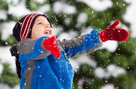 Karakteristik apa yang harus dimiliki pakaian musim dingin untuk anak-anak?